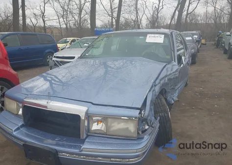 1994 Lincoln Town Car Executive z USA, uszkodzony, nr VIN 1LNLM81W0RY669379